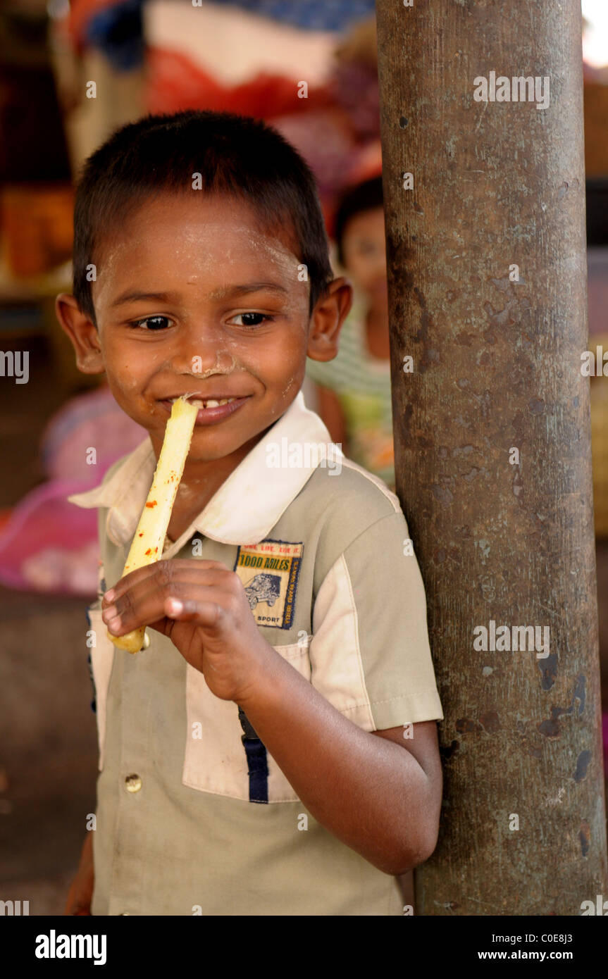 Giovani nepalesi boy , i popoli vive ( i nepalesi ) ,vita in Kathmandu , kathmandu vita di strada , il Nepal Foto Stock