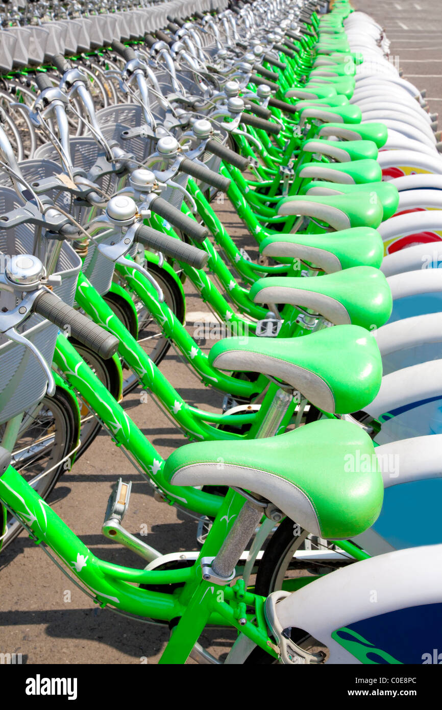 Verde noleggio biciclette in una destinazione di viaggio città Foto Stock
