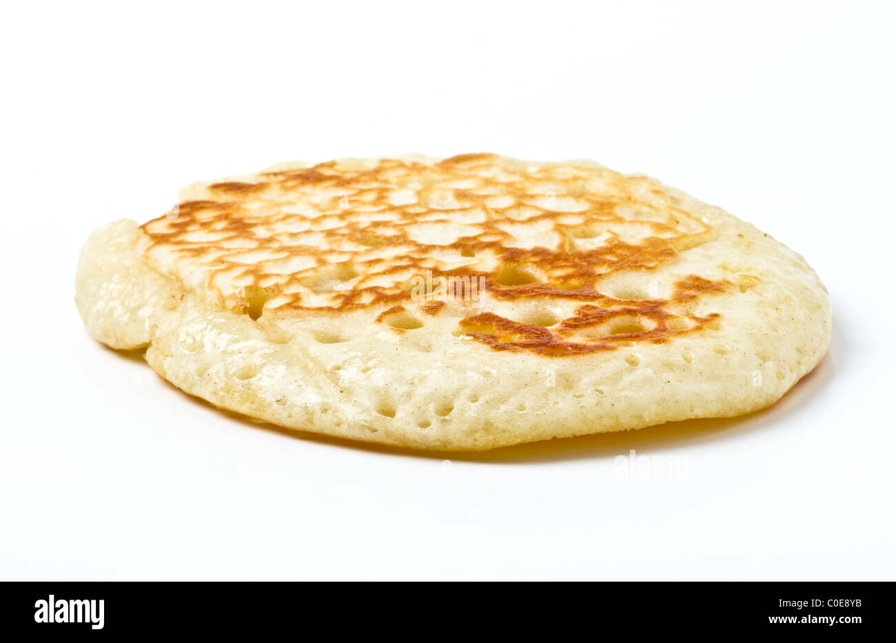 In casa frittelle dolci chiamati goccia scones isolato su bianco. Foto Stock