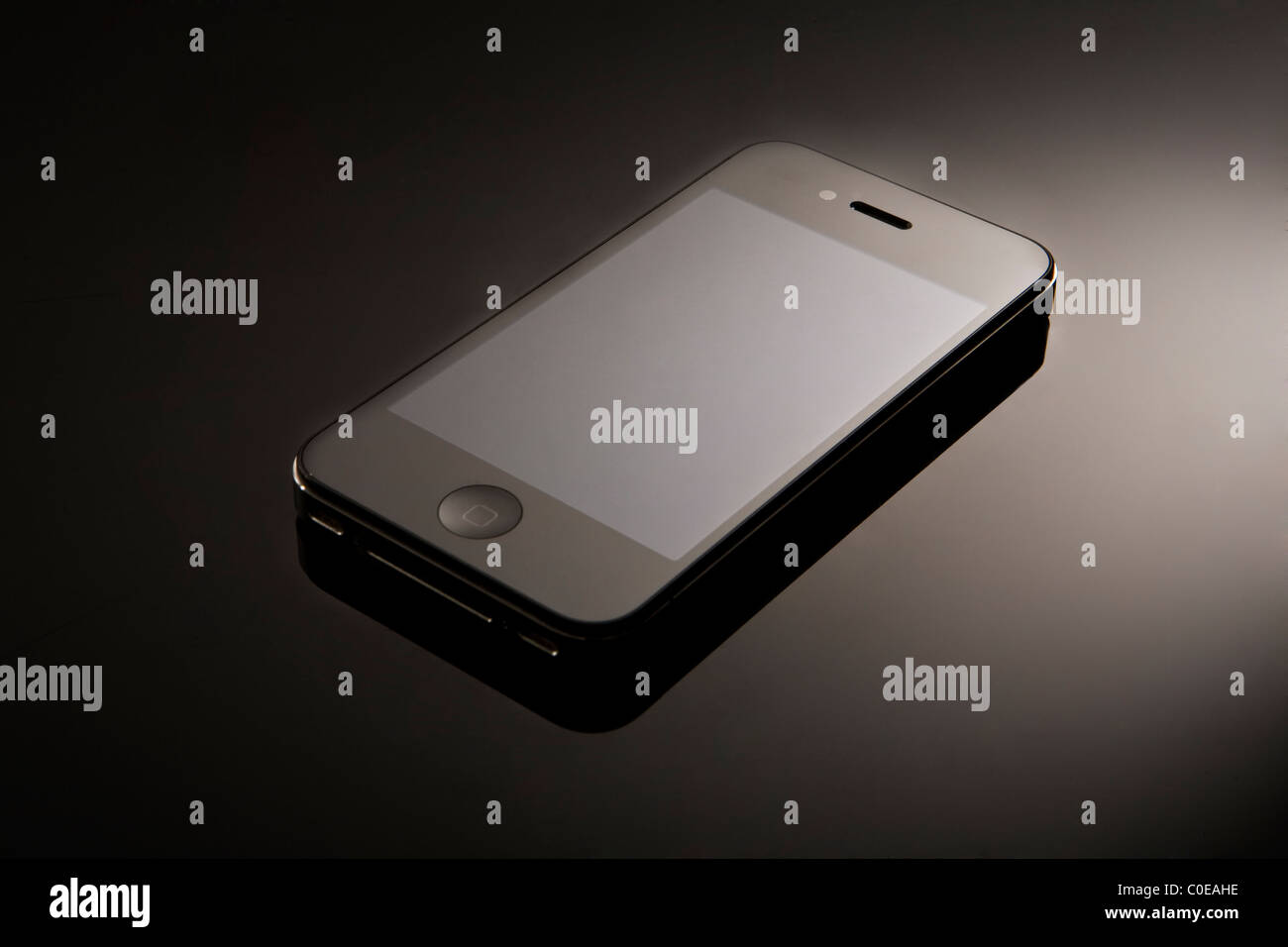 Mackintosh Apple iphone 4 su nero serface riflettente Foto Stock