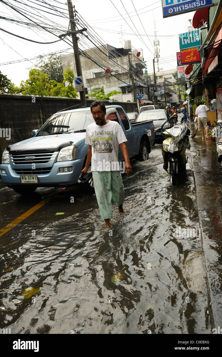 Un giorno di pioggia a Bangkok ( crazy allagato street), la vita quotidiana nella grande mango, strana situazione meteo Foto Stock