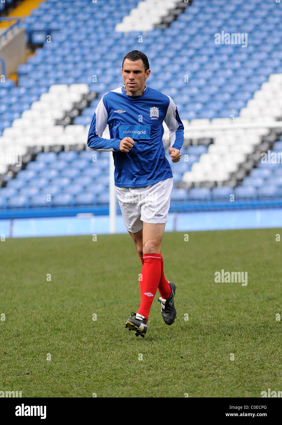 Gus Poyet celebrità e MPs prendere parte in una La Nicky il sussurro di Challenge Trophy Partita di calcio svoltasi a Stamford Bridge Foto Stock