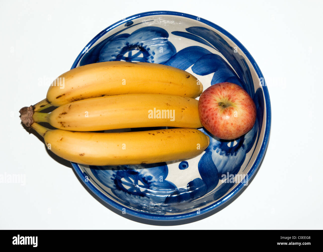 Banane e un Apple in una ciotola Foto Stock