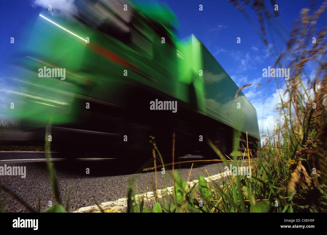 Worm eye di camion che viaggiano lungo la strada di campagna dello Yorkshire Leeds REGNO UNITO Foto Stock