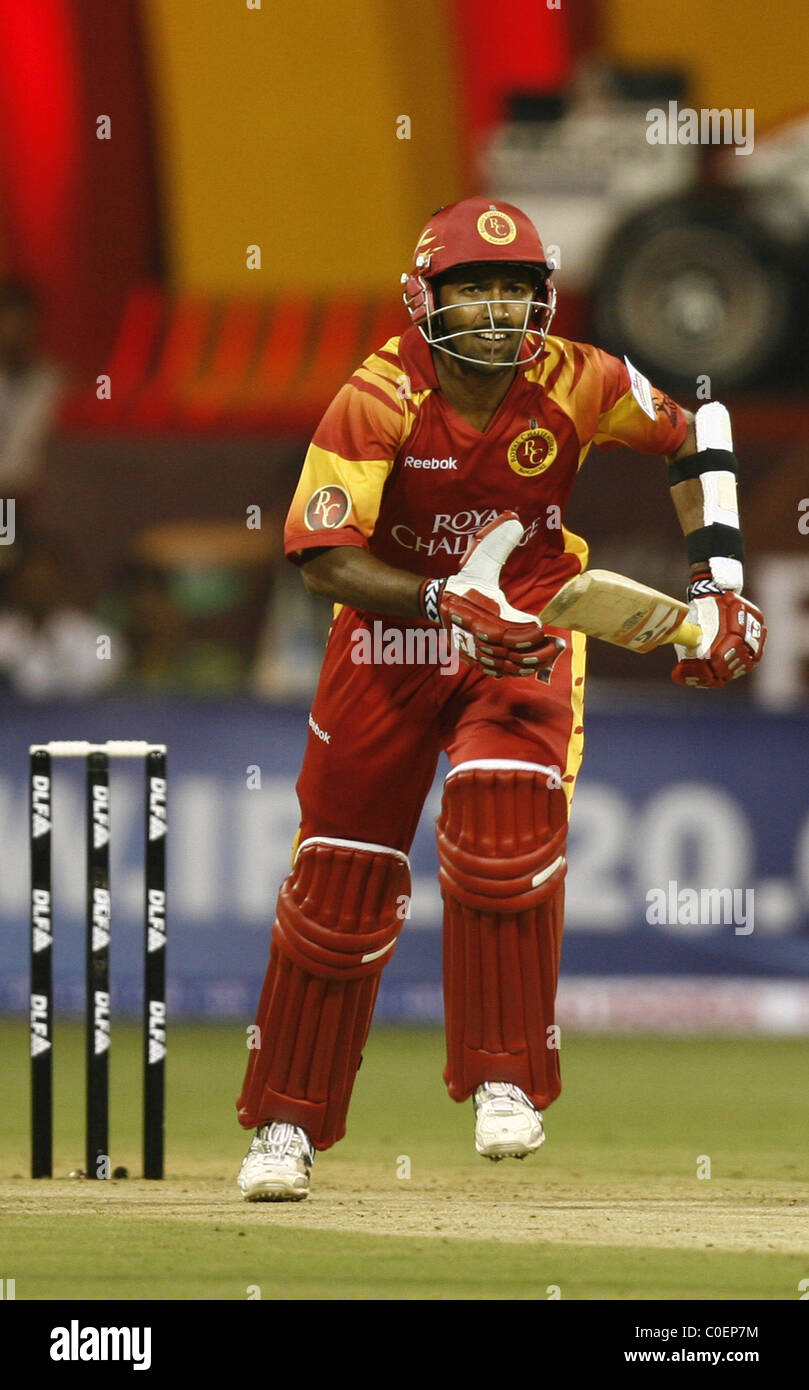 Bangalore Royal Challengers Wasim Jaffer prende una corsa durante il match contro Bangalore Royal sfidanti al M. Chinnaswamy Foto Stock