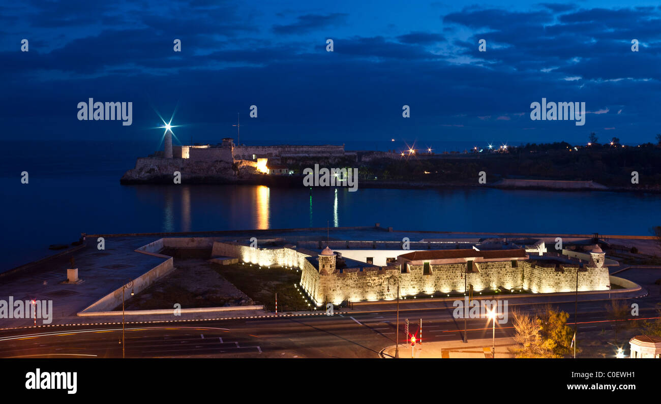 Havana ingresso del porto e del faro Castillo de San Salvador de la Punta Foto Stock