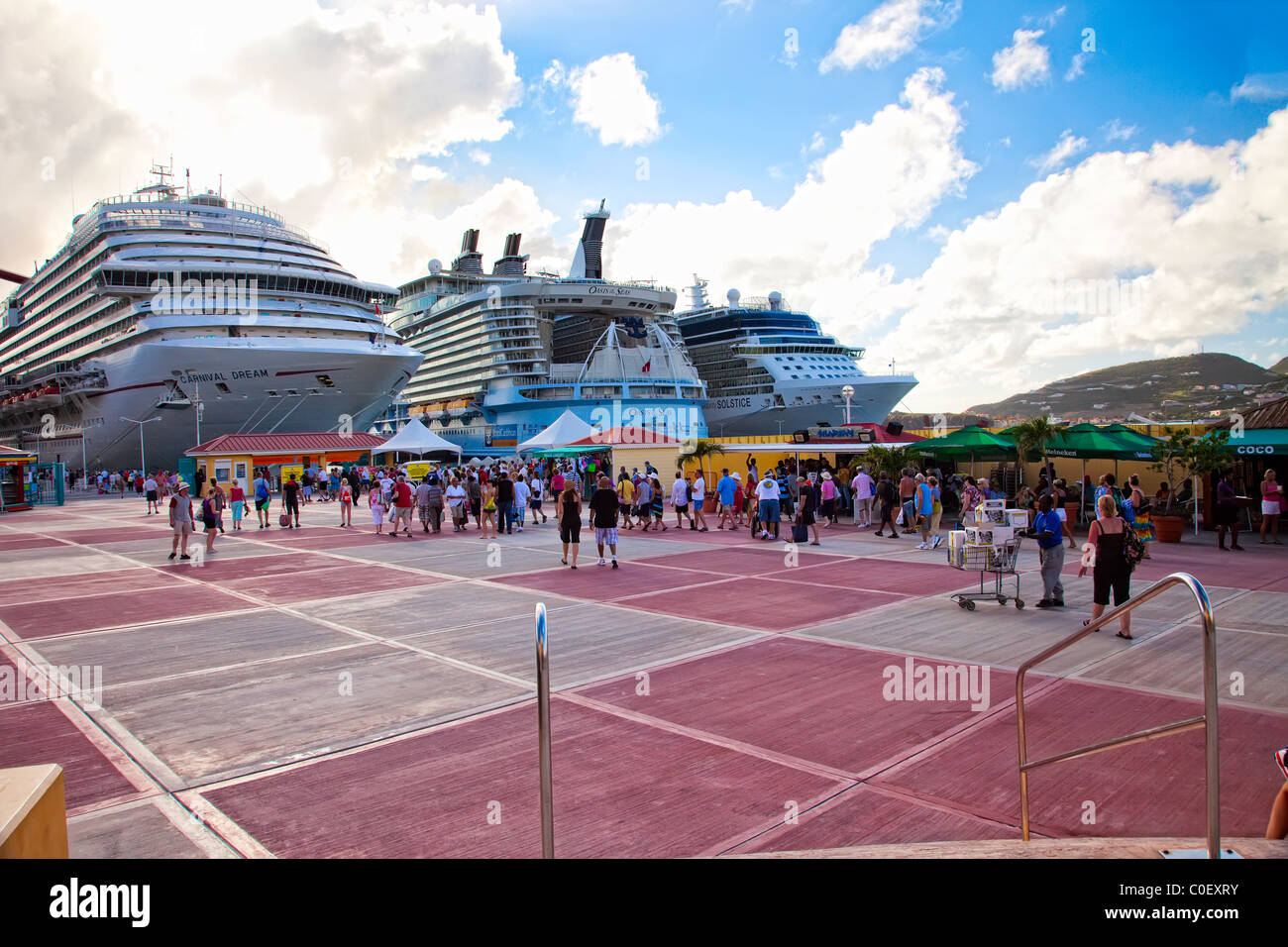 I passeggeri delle crociere nel porto di San Maarten, Antille olandesi nei Caraibi Foto Stock