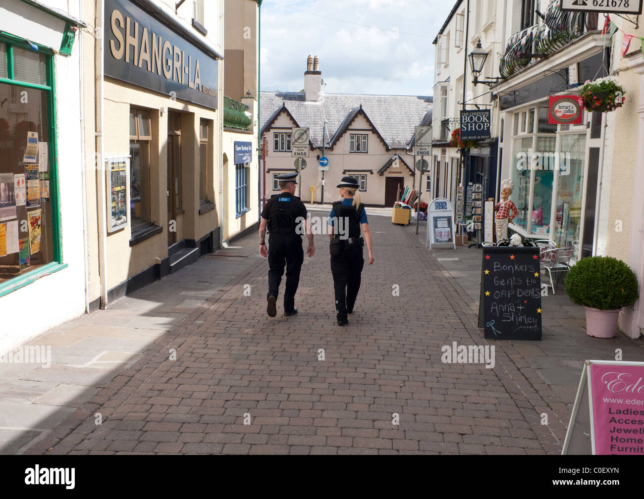 La polizia l uomo e la donna PATROLLNG STREET nella piccola città CHEPSTOW MONMOUTHSHIRE Wales UK. Foto Stock