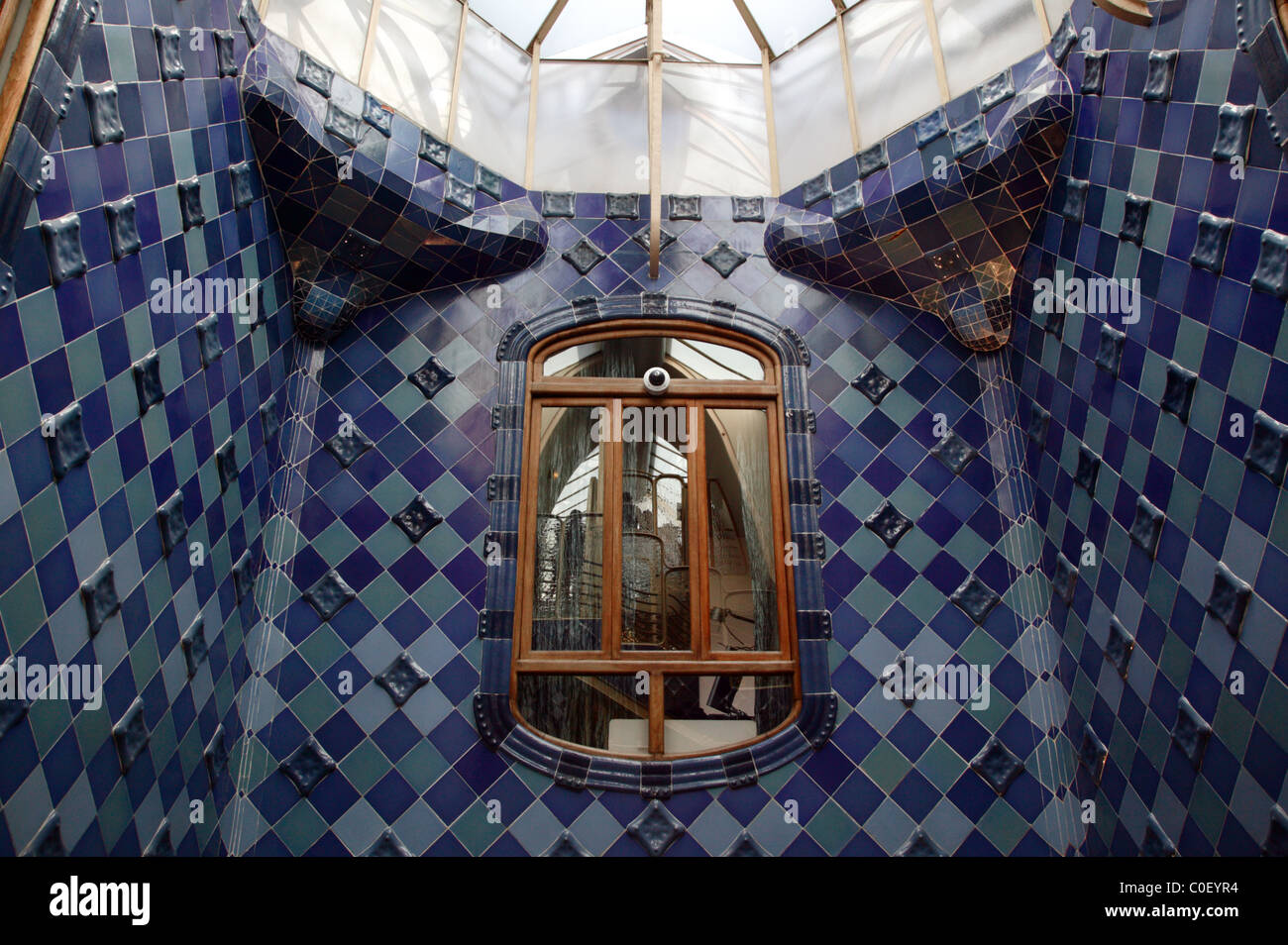 Patio pareti dei piani superiori della Casa Batlló, un edificio restaurato di Antoni Gaudì a Barcellona, Spagna. Foto Stock