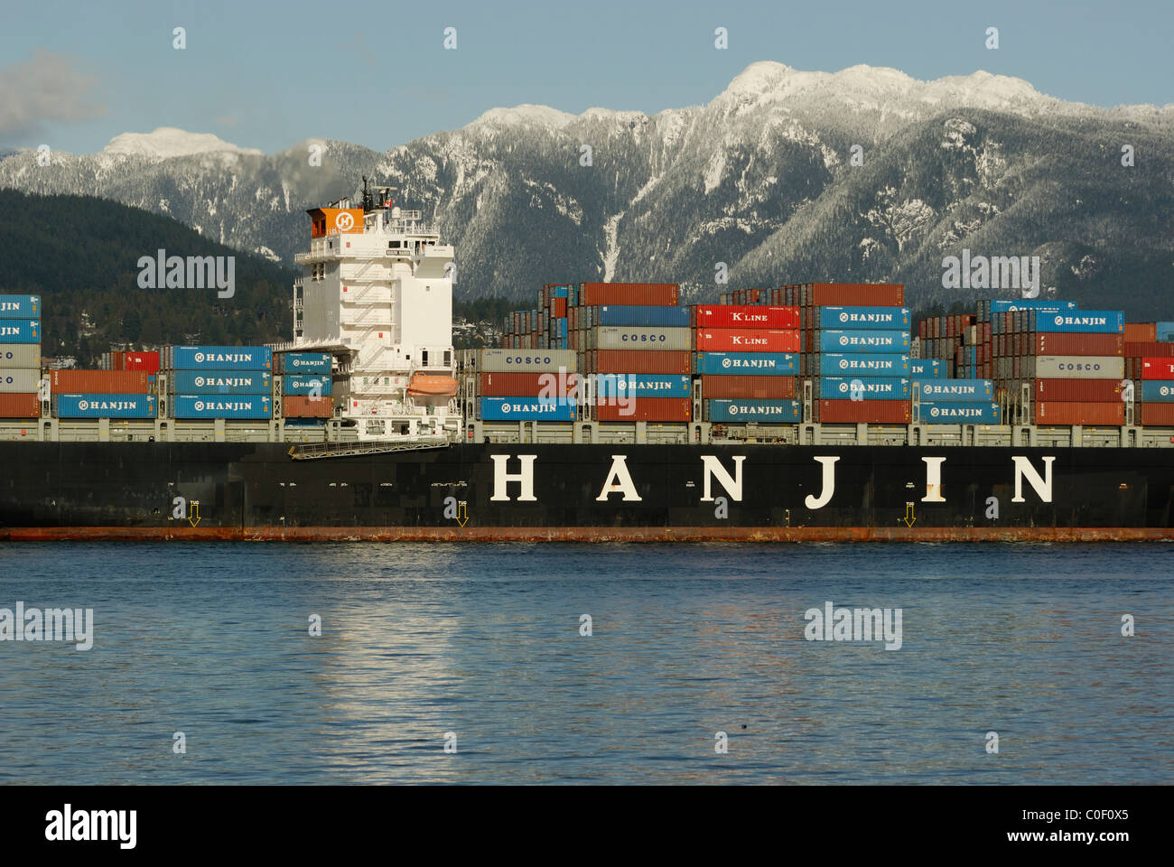 HanJin contenitore freighter in Vancouver Porto Interno con la Snow capped Coast Mountains in background. Foto Stock