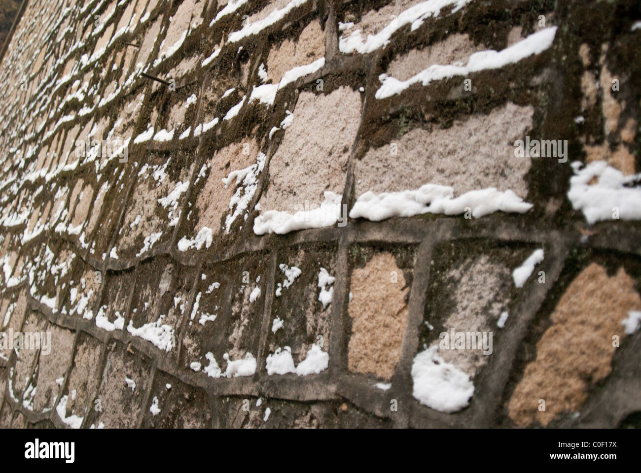 Snow aggrappati alla malta di alcune opere murarie di Pechino. Foto Stock