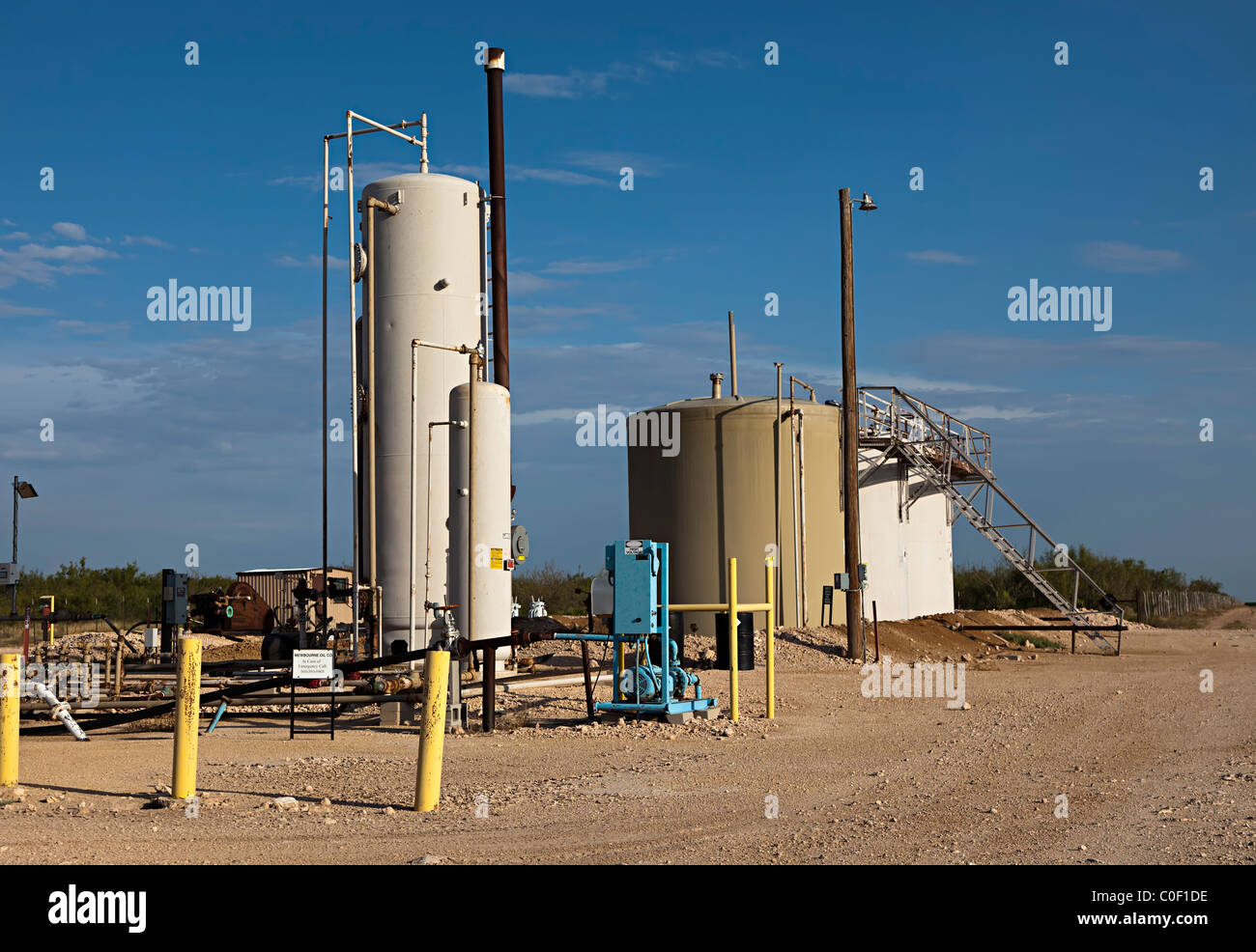 Serbatoi dell'olio sul sito in giacimenti di petrolio Midland Texas USA Foto Stock