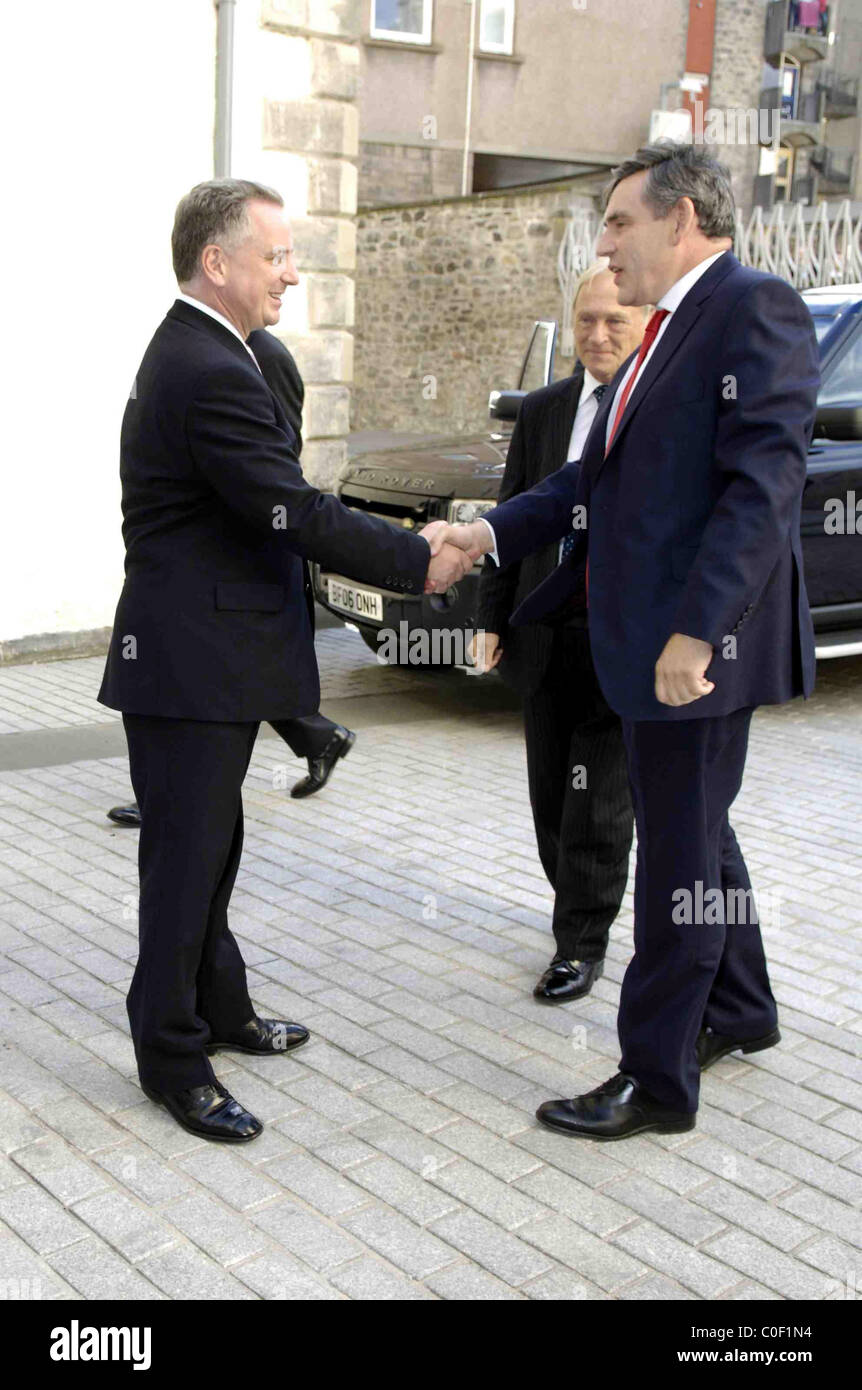 Jack McConnell MSP Primo Ministro di Scozia saluta l ex Primo Ministro Gordon Brown Foto Stock