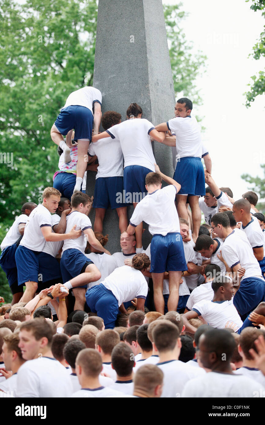 Plebei la scalata di Herndon un monumento come la fine dell'anno rituale presso l'Accademia Navale Foto Stock
