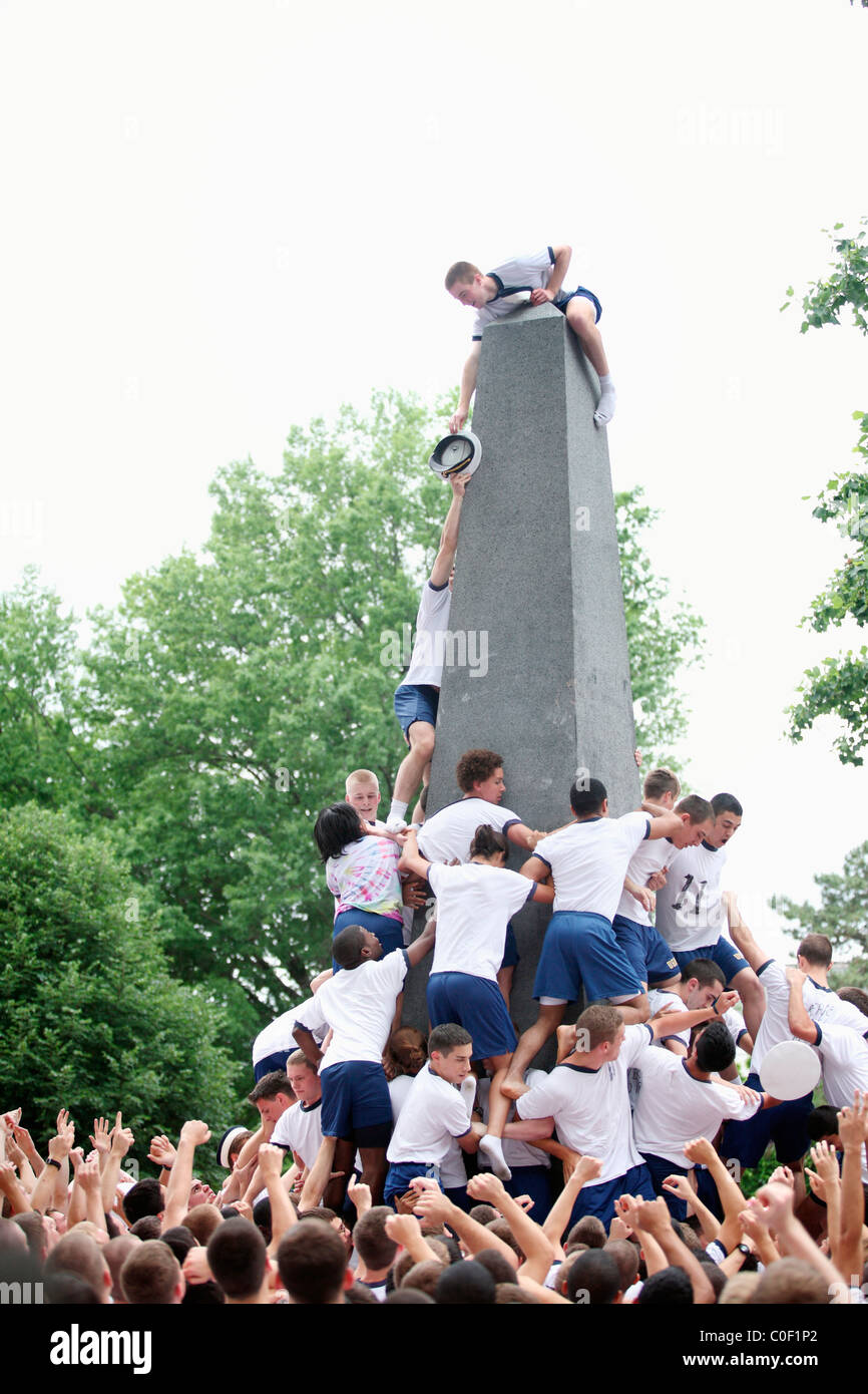 Plebei la scalata di Herndon un monumento come la fine dell'anno rituale presso l'Accademia Navale Foto Stock