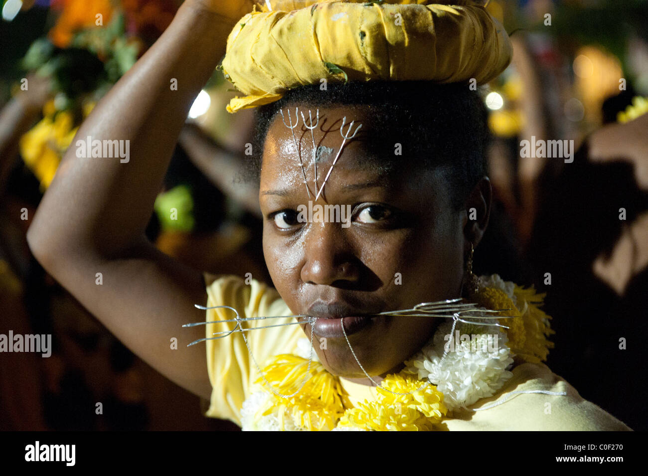 Ritratto di un trafitto donna Tamil per durante una cerimonia di Tamil in san Paolo, Isola di Reunion. Foto Stock