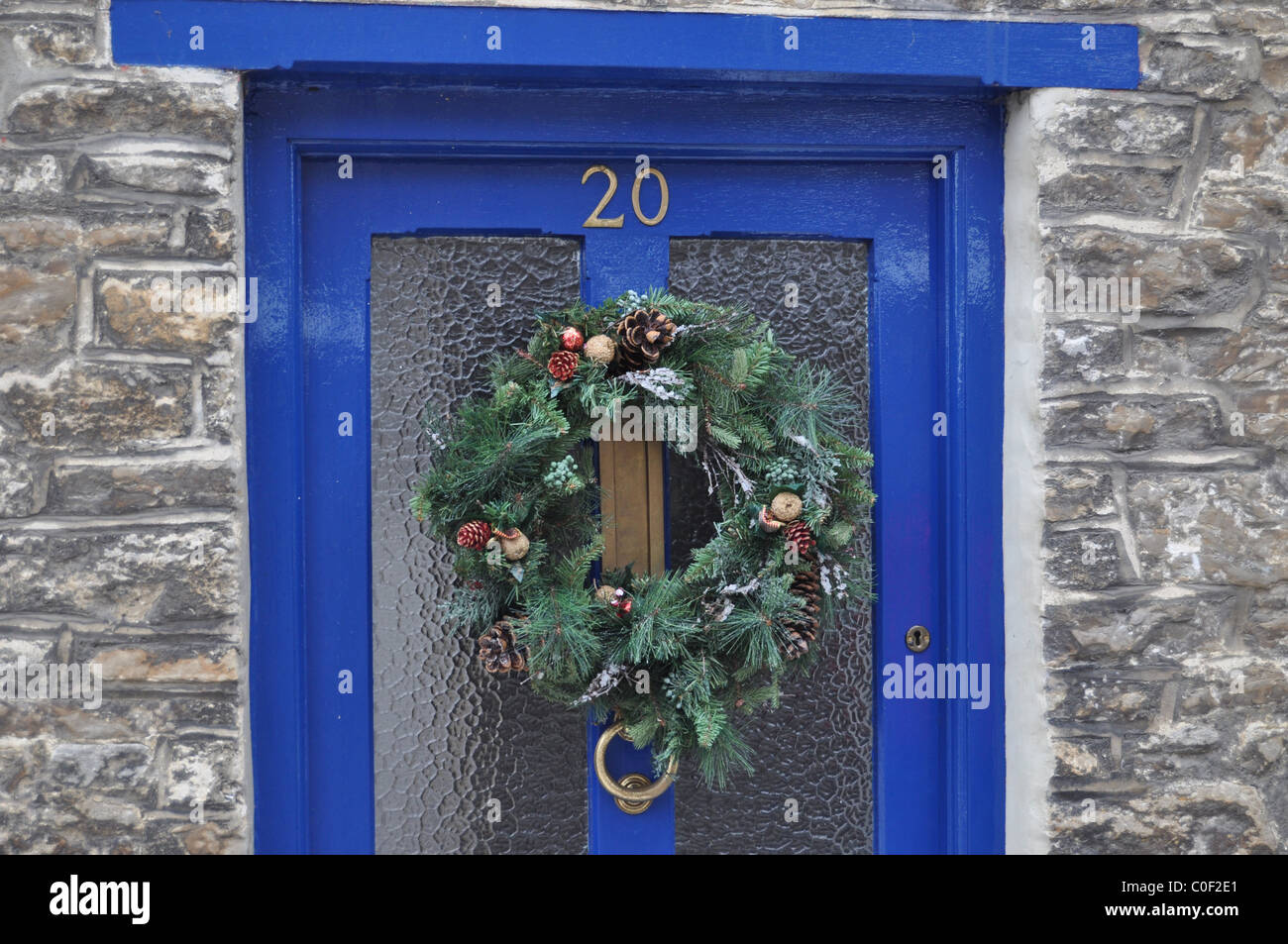 Porta blu con la ghirlanda di Natale Foto Stock