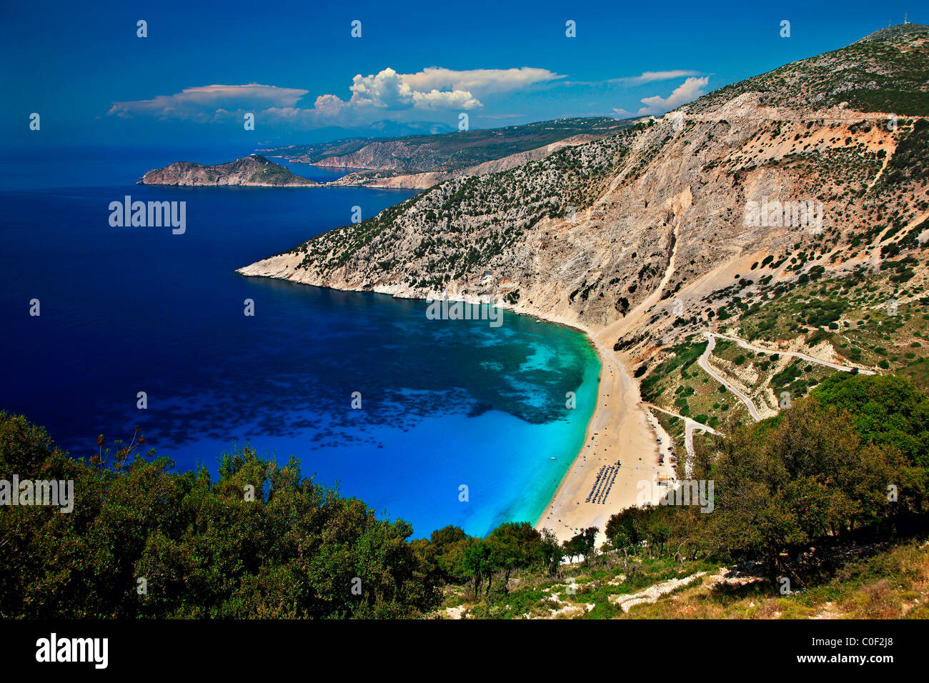 Famosa in tutto il mondo Myrtos Beach sull'isola di Cefalonia. In background in quella piccola penisola si possono vedere Assos village. La Grecia Foto Stock