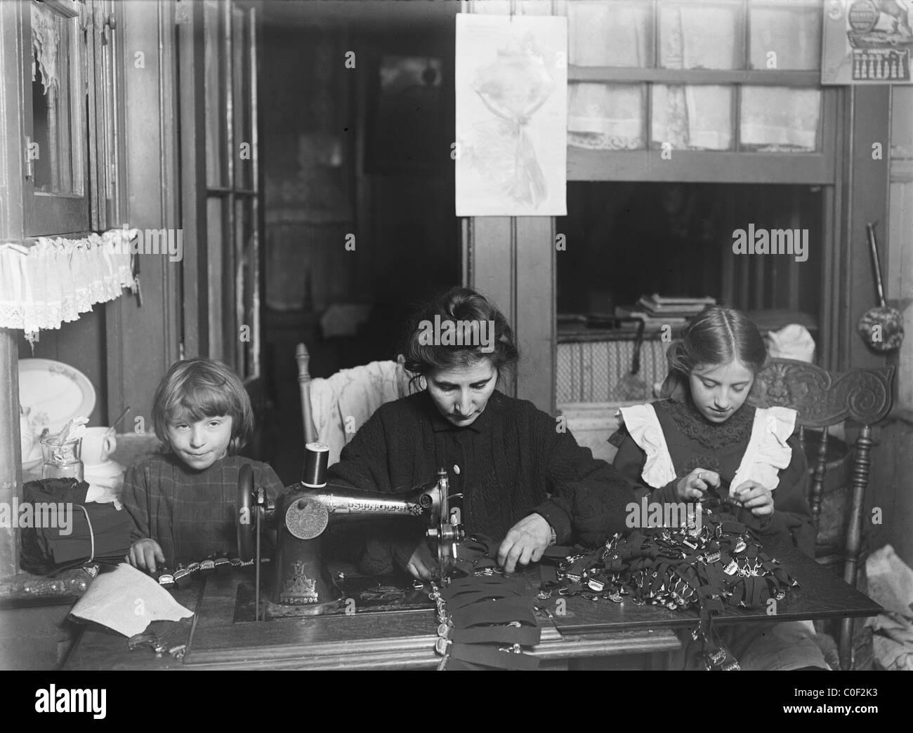 La sig.ra Finkelstein Bessie (età 13) Sophie (età 7) ragazze a frequentare la scuola a rendere giarrettiere per la Liberty Garter opere della città di NY Foto Stock