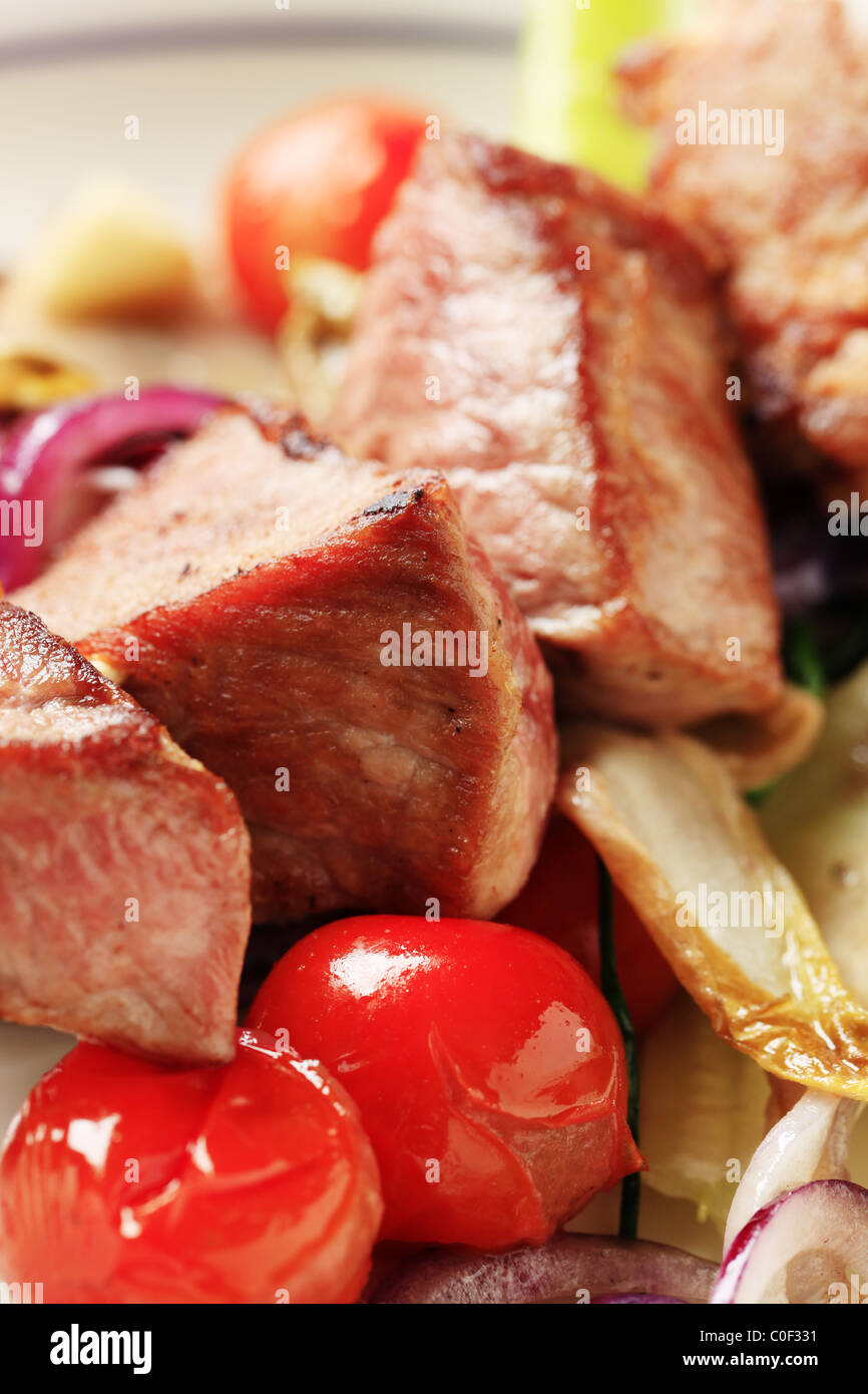 Dettaglio della carne arrosto su uno spiedino Foto Stock