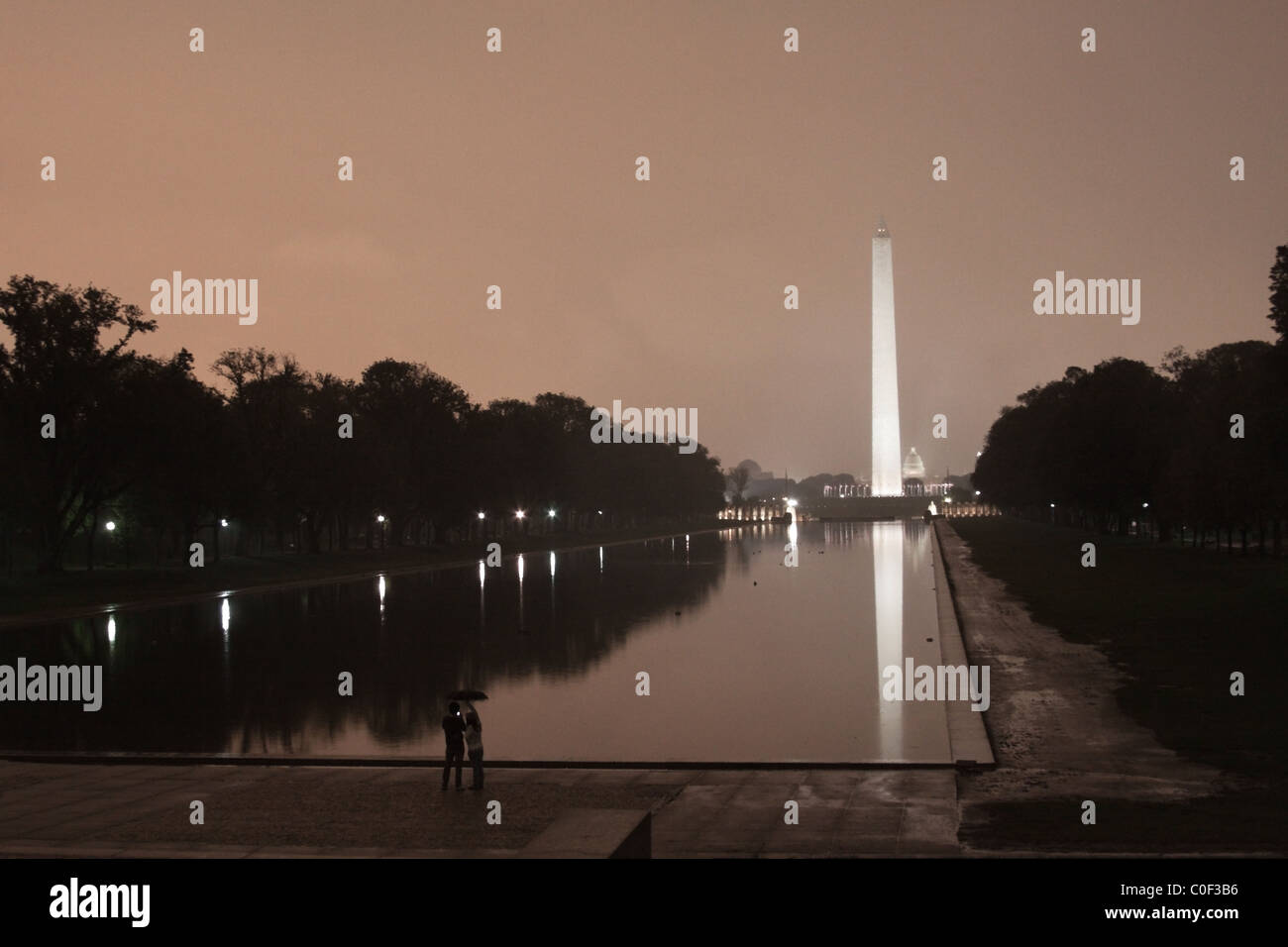 Il Monumento a Washington e riflettendo la piscina di notte, Washington DC, Stati Uniti d'America Foto Stock