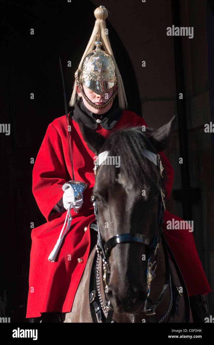 Uno dei Queen's bagnini a cavallo presso la sfilata delle Guardie a Cavallo, Londra, Inghilterra. Foto Stock