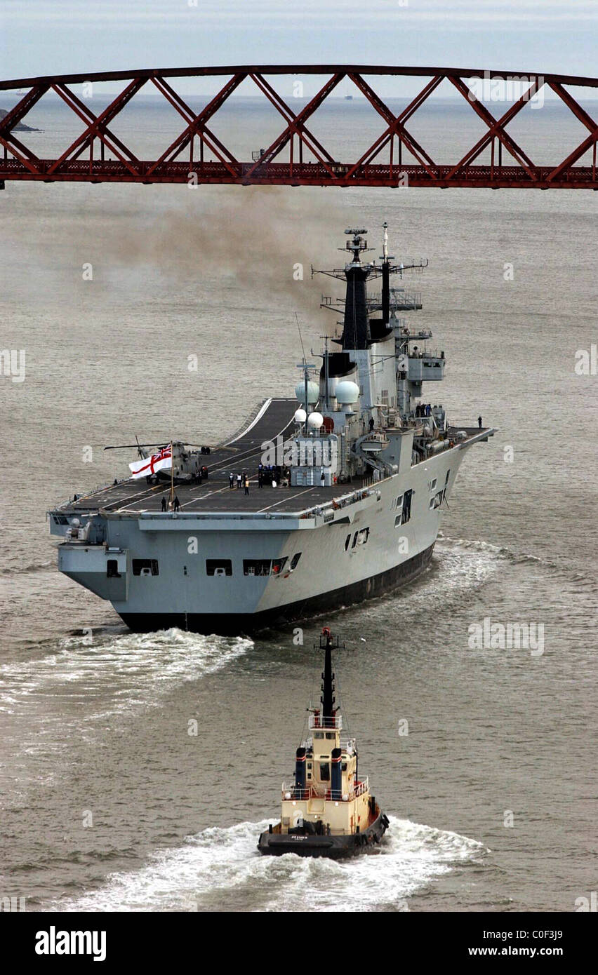 Portaerei HMS Invincible lasciando Rosyth docks passando sotto il Ponte di Forth Rail sul suo modo di Golfo nel Firth of F Foto Stock