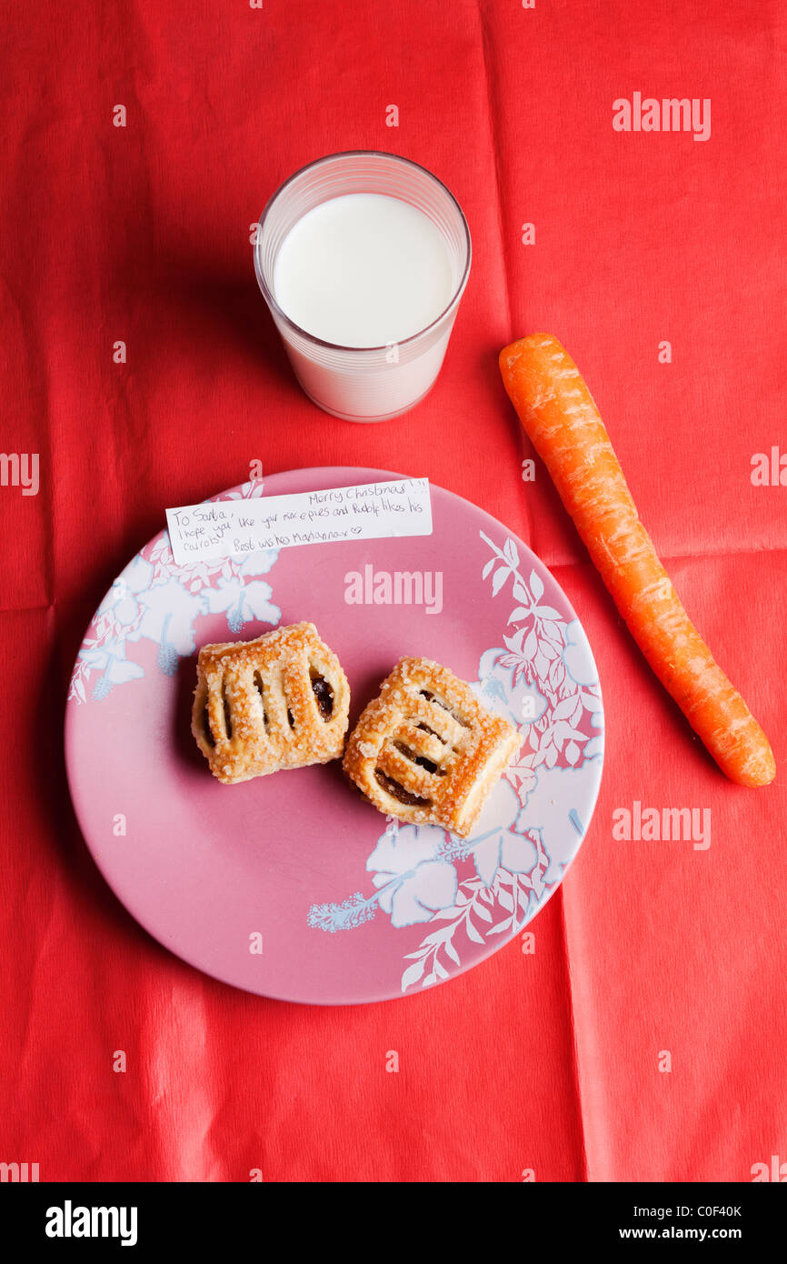 Tritare torte,un bicchiere di latte e la carota in attesa di Babbo Natale e Rudolph Foto Stock