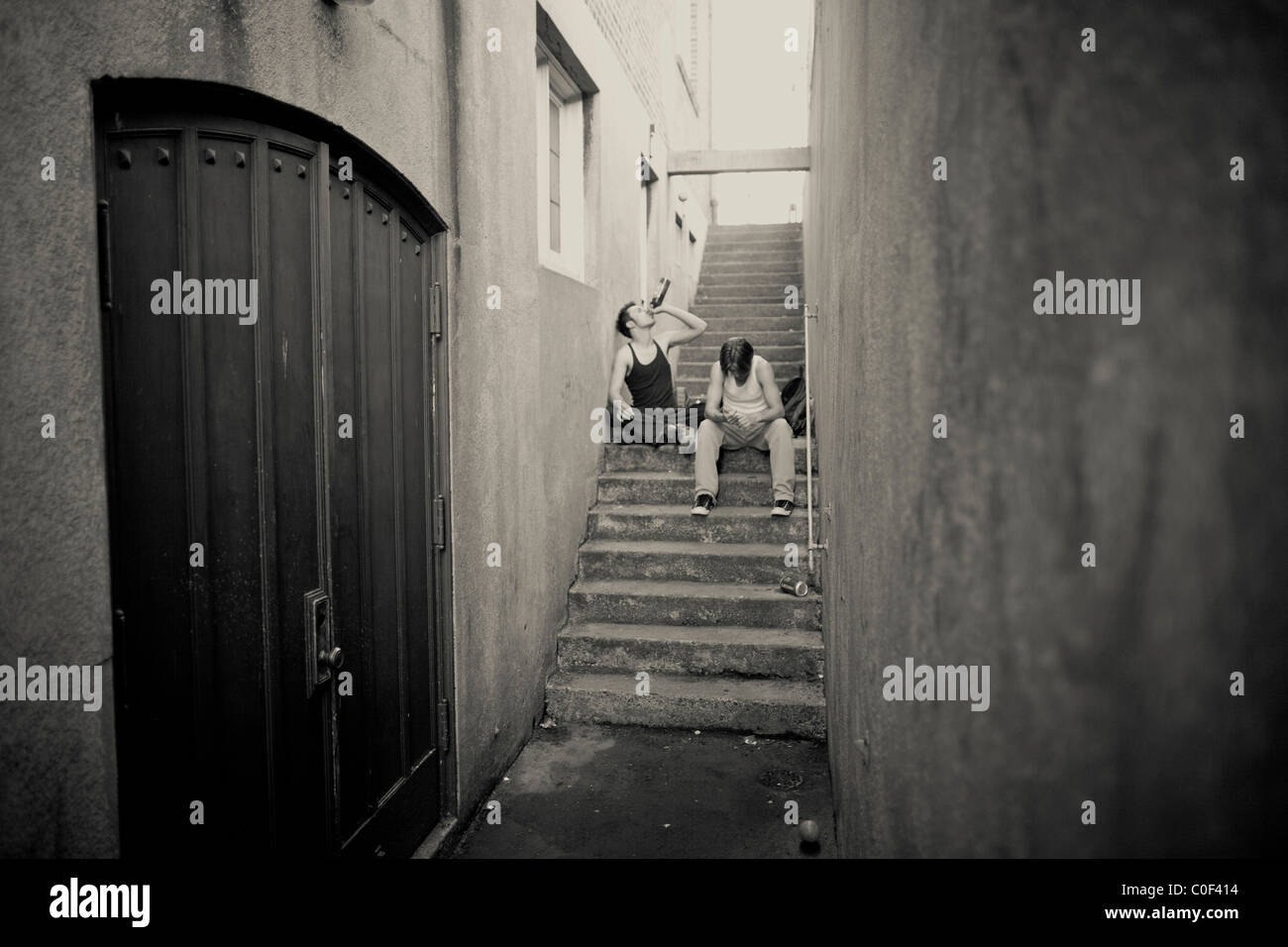 I giovani senzatetto bevono birra in un vicolo nel quartiere universitario di Seattle. Foto Stock