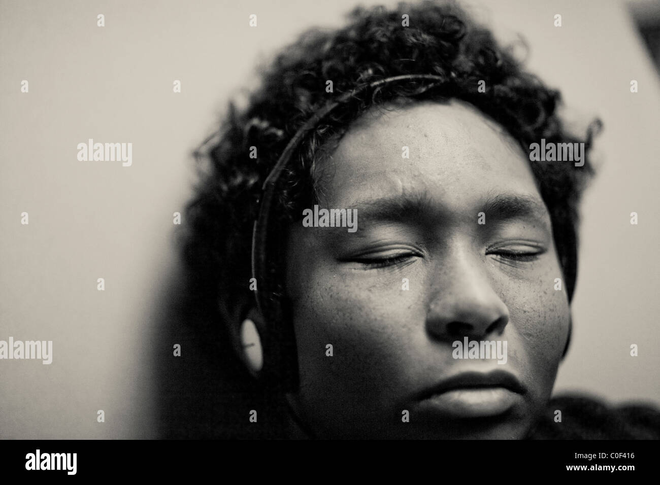 Un senzatetto giovane adulto si alza dopo la ricezione di dialisi in Seattle Foto Stock