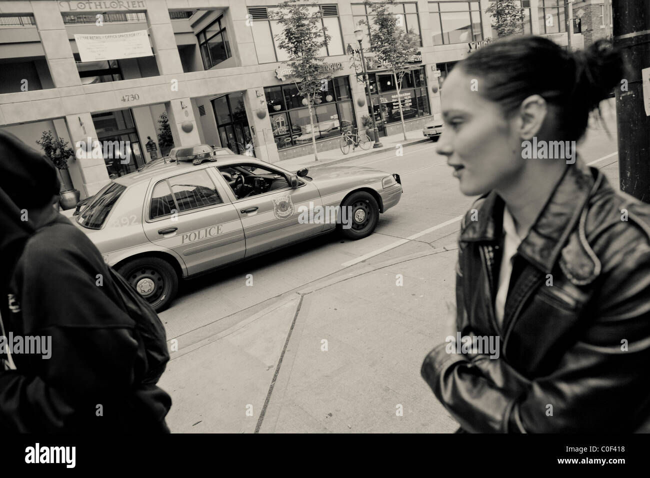 I giovani senzatetto frequentano University Avenue nel quartiere universitario di Seattle il 3 ottobre 2010 Foto Stock