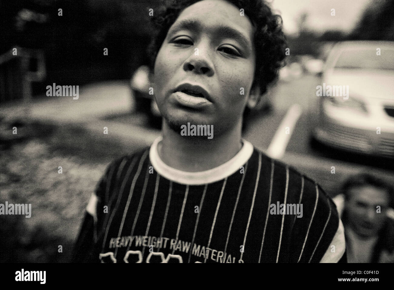 Un senzatetto giovane adulto si aspetta di ottenere in un ricovero per senzatetto a Bellevue, Washington, il 9 Agosto 2010 Foto Stock