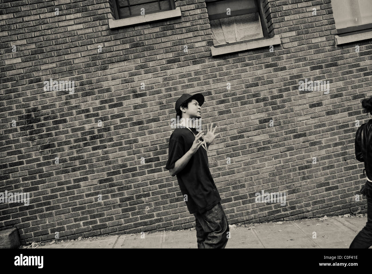 Un giovane senzatetto adulto cammina nel quartiere universitario di Seattle Foto Stock