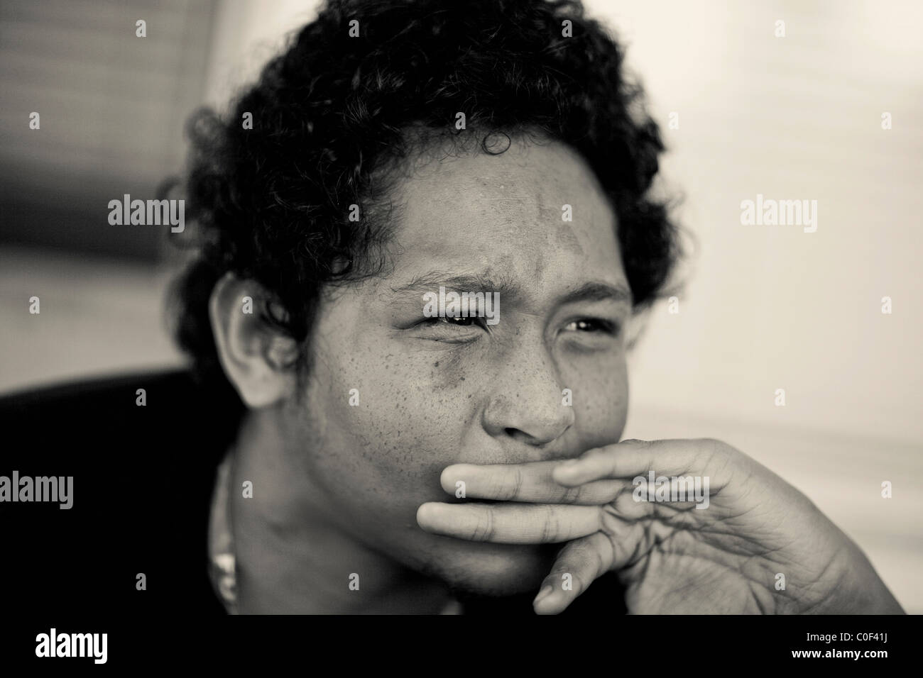 Un senzatetto giovane adulto si siede nella sua stanza a una temporanea struttura di alloggiamento per i senzatetto il 3 ottobre 2010 Foto Stock