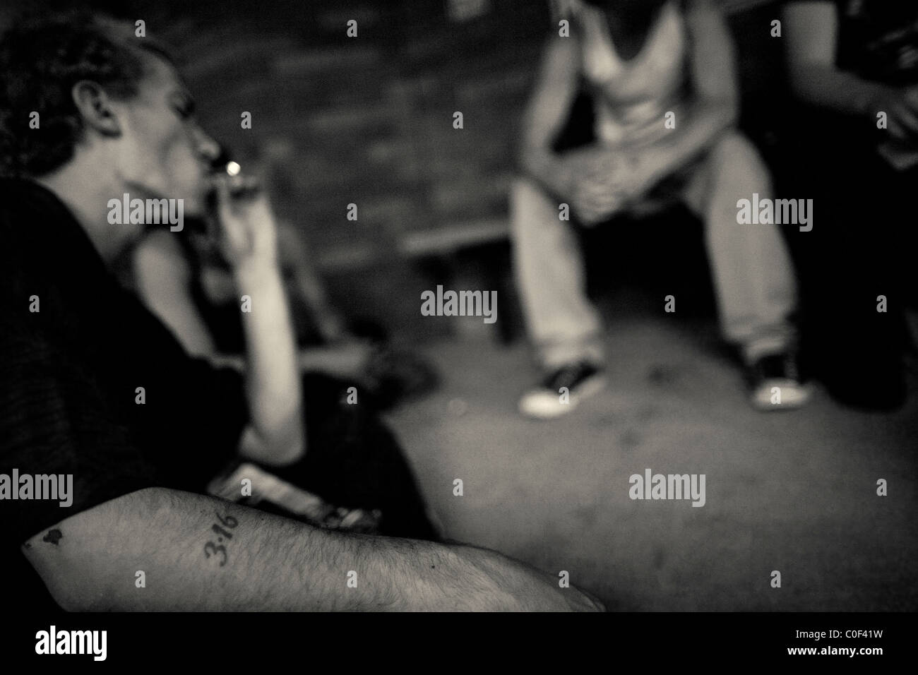 I giovani senzatetto fumano marijuana in un vicolo nel quartiere universitario di Seattle Foto Stock