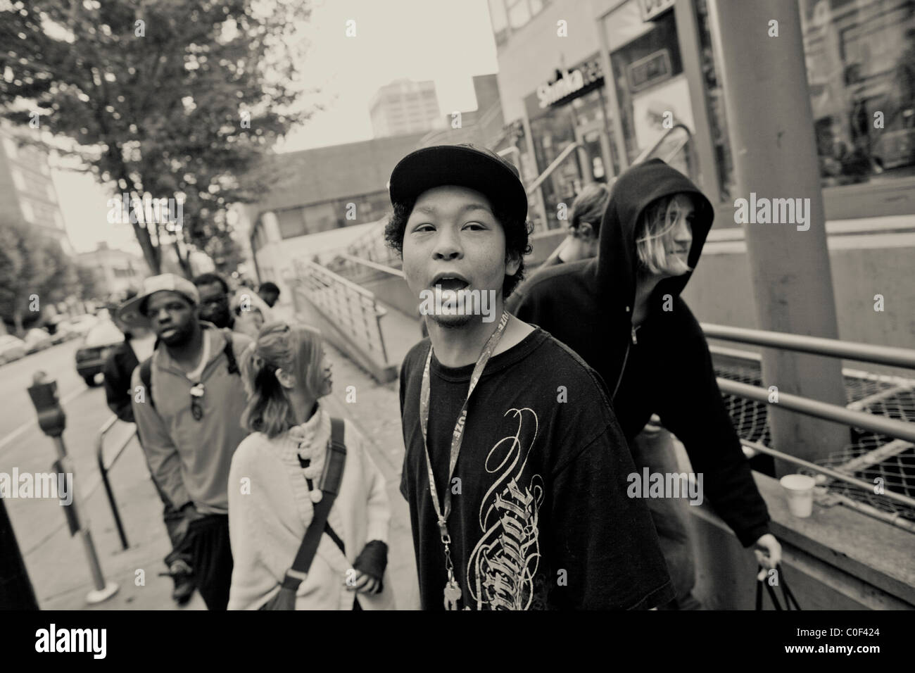 Un giovane senzatetto si ritrova con altri giovani senzatetto nel quartiere universitario di Seattle Foto Stock