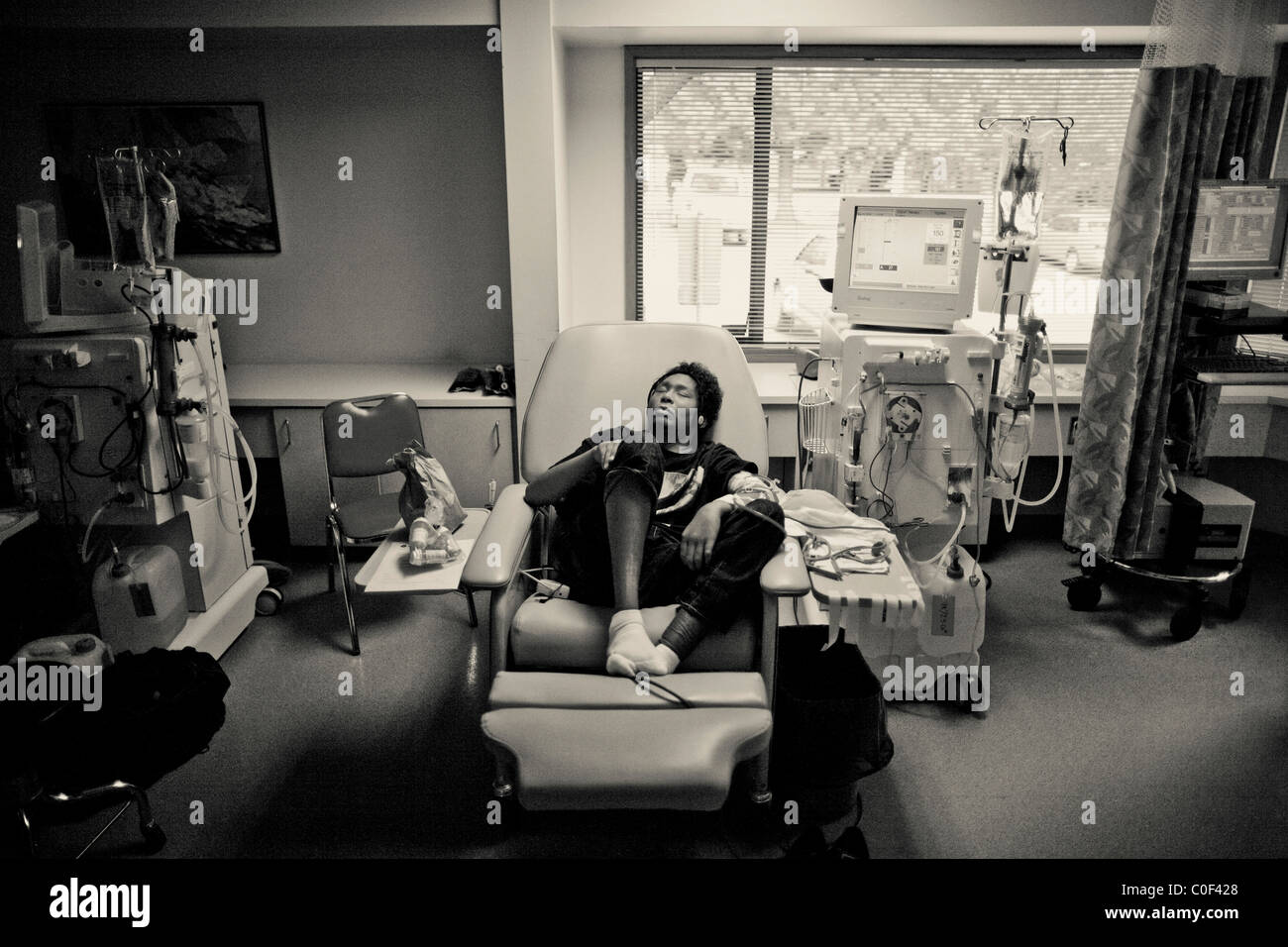 Un giovani senzatetto uomo riceve il trattamento di dialisi in una clinica di Seattle Foto Stock