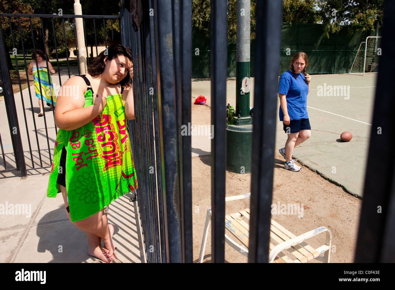 Reedley, California, Stati Uniti. Adolescente obesi ragazze attendono tempo libero in piscina a Fonte Academy, un imbarco sc Foto Stock
