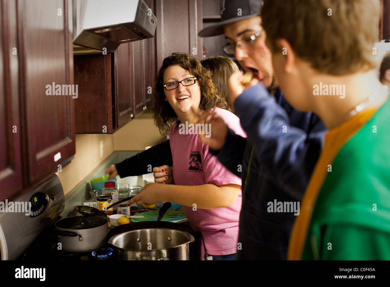 Reedley, California, Stati Uniti. Gli adolescenti obesi campione di alimenti che hanno preparato durante la classe culinario. Foto Stock