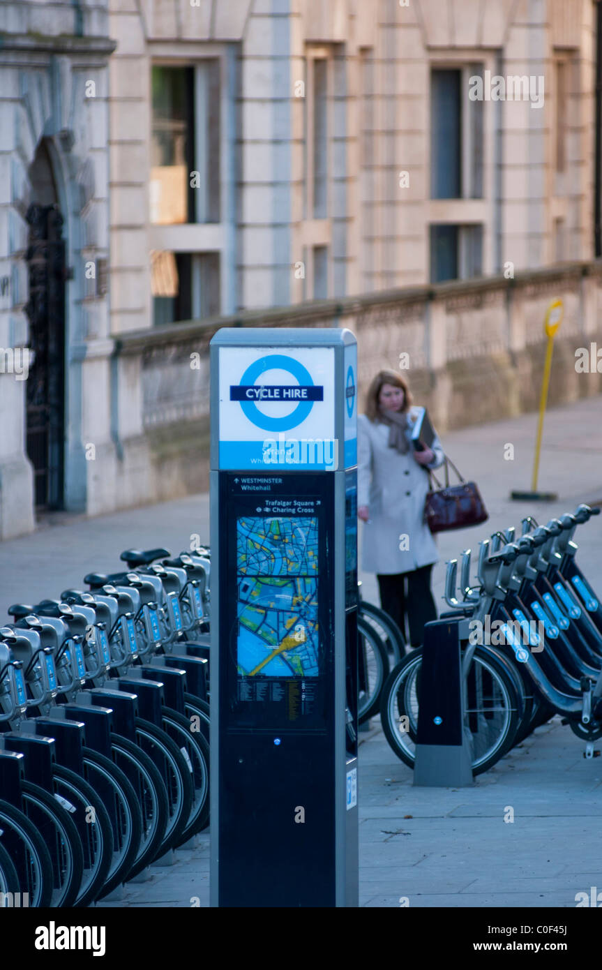 Stazione a pagamento e le righe di biciclette per il nuovo Mayoral TFL iniziativa Londra le biciclette a noleggio, visto in Knightsbridge di Londra, Regno Unito Foto Stock