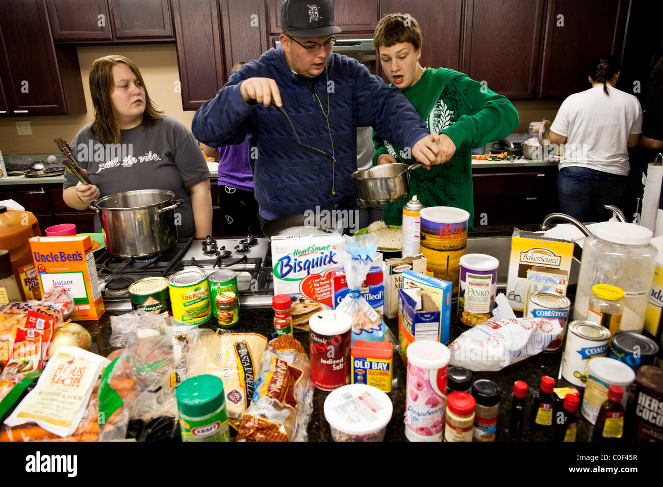Reedley, California, Stati Uniti. Gli adolescenti obesi preparare un pasto durante la classe culinario. Foto Stock