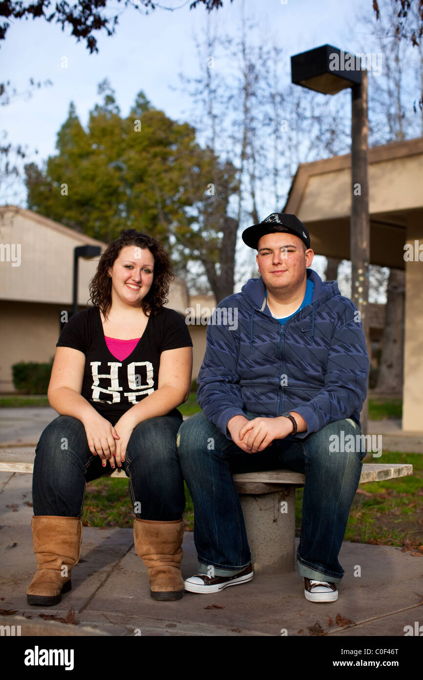 Reedley, California, Stati Uniti. Gli adolescenti obesi per sedersi per un ritratto dopo aver perso 72 (lei) e 76 (lui) chili in 6 mesi. Foto Stock