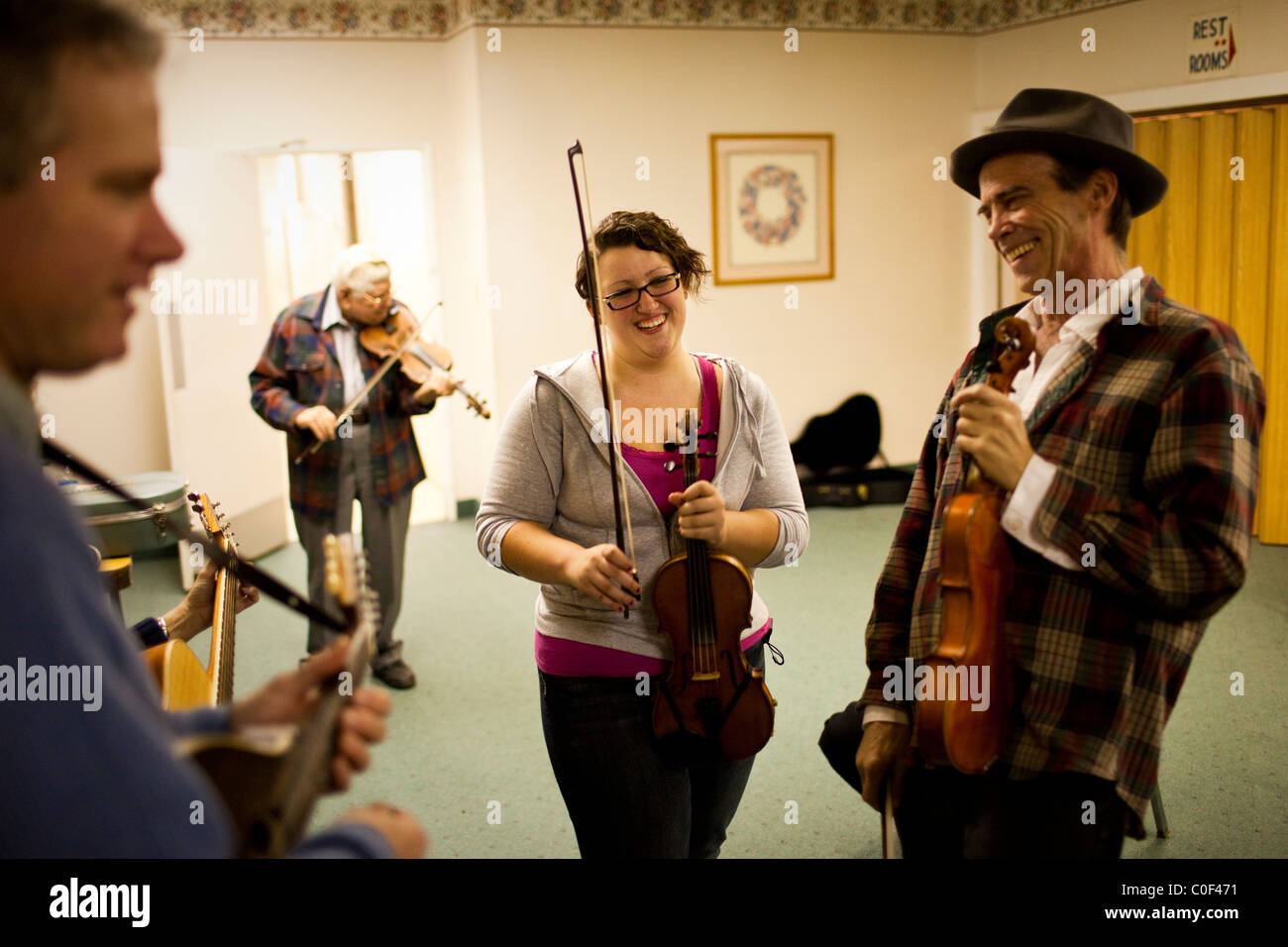 Fresno, California, Stati Uniti. Un obeso ragazza adolescente e compagno di Old Time Fiddlers hanno una risata back stage presso il Senior Cit Foto Stock