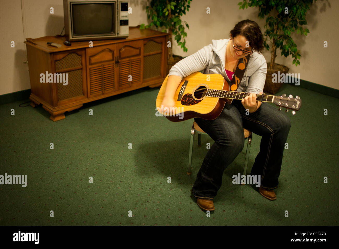 Fresno, California, Stati Uniti. Un obeso teen svolge la sua chitarra. Foto Stock