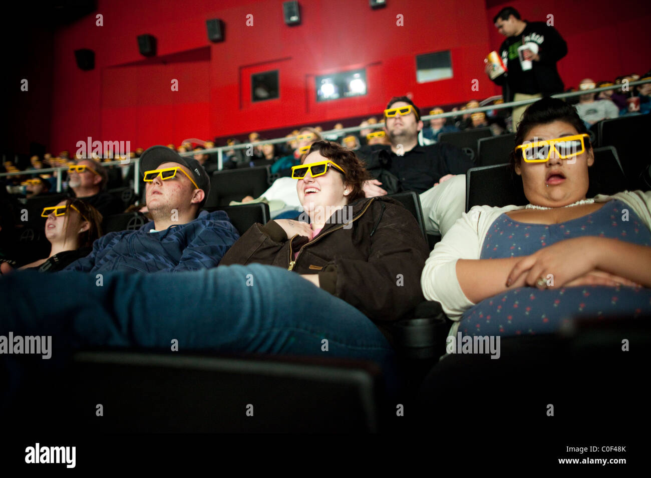 Edwards Fresno Stadium 22 & IMAX, Fresno, California, Stati Uniti. Gli adolescenti obesi guarda la versione IMAX di Avatar. Foto Stock