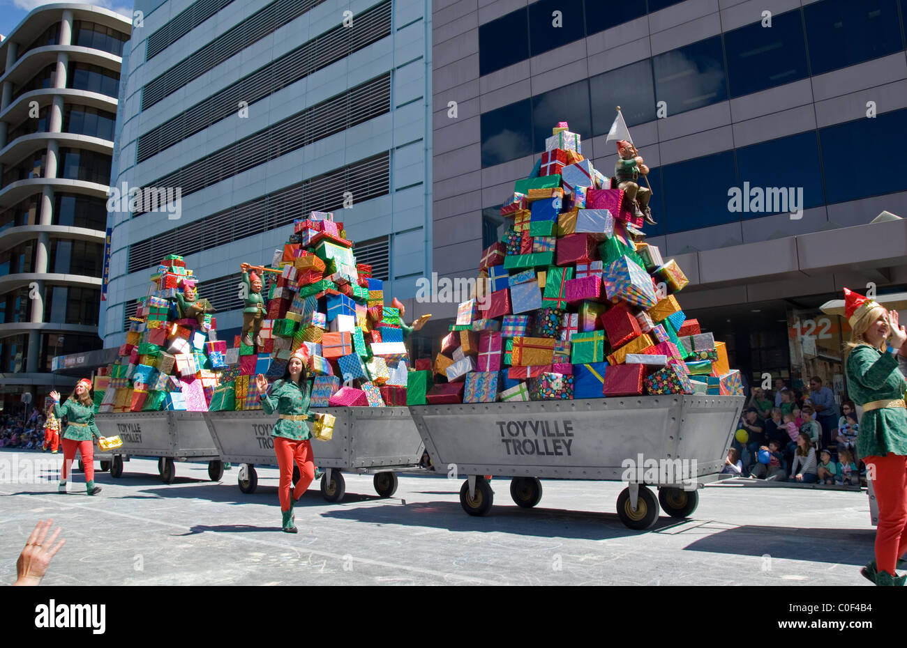 Carrello Toyville galleggiante nella Credit Union Pageant Natale attraverso le strade di Adelaide, Australia del Sud. Foto Stock