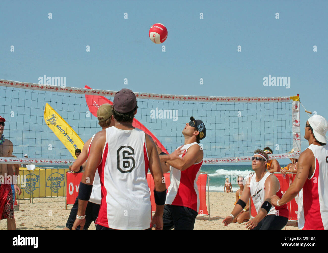 Gioco di pallavolo in corso sulla spiaggia di Surfer's Paradise, Gold Coast, Queensland, Australia Foto Stock