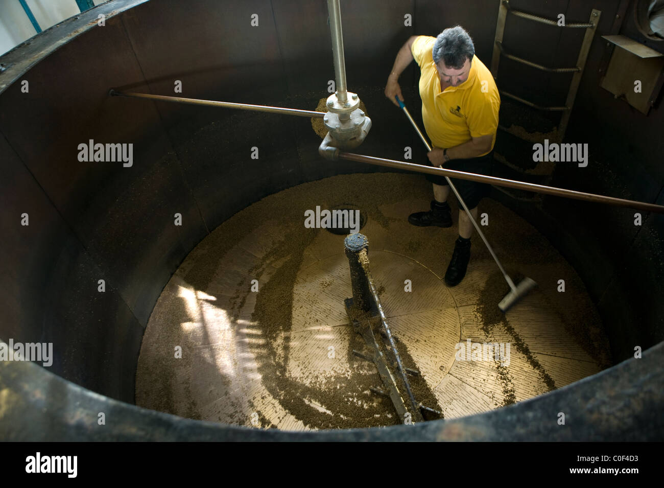 Un lavoratore birreria pulisce un mash tun a St Austell Brewery, Cornwall Foto Stock