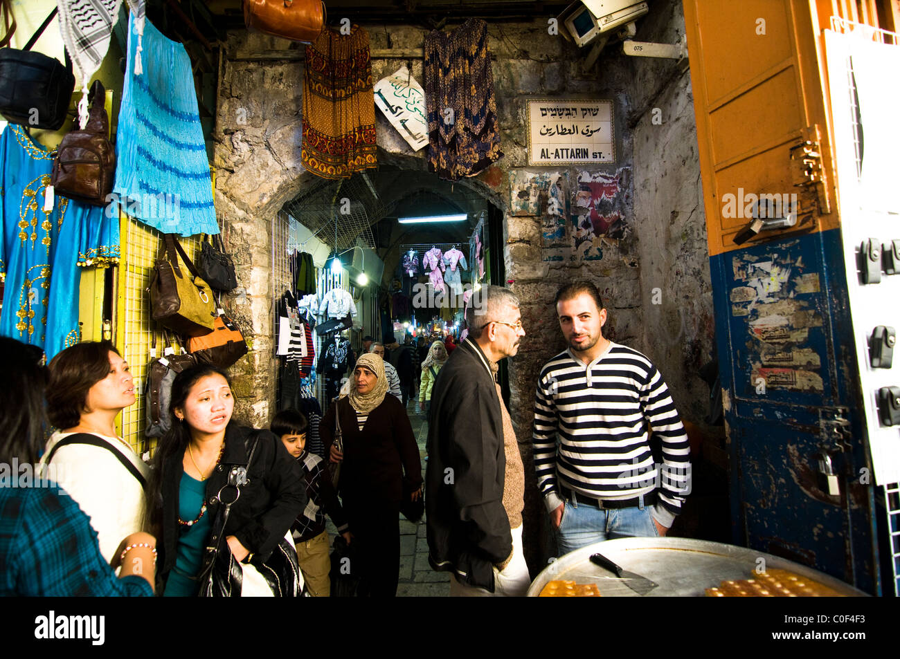 La vivace città vecchia dei mercati di Gerusalemme. Foto Stock