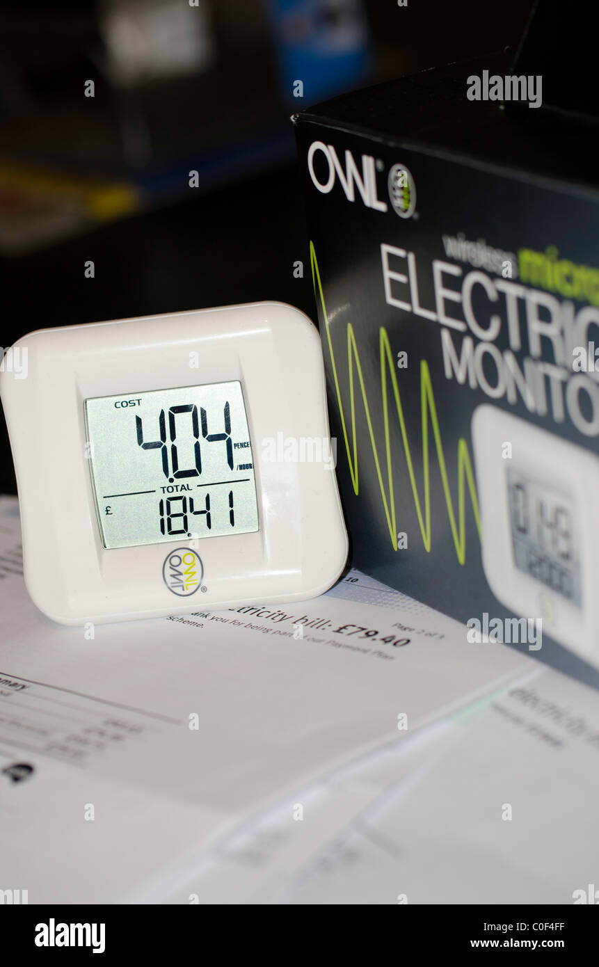 Owl l'utilizzo di elettricità monitor, consapevolezza di energia Foto Stock